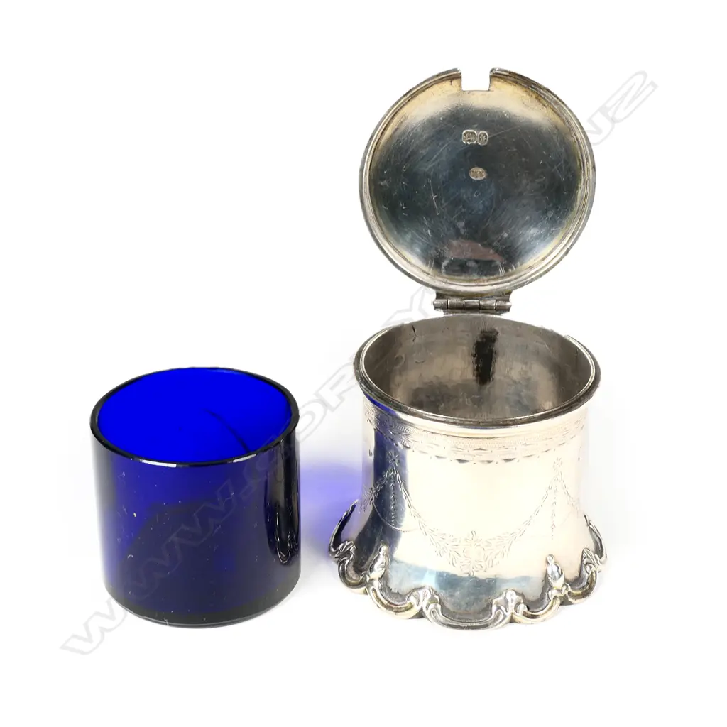 A Victorian silver mustard pot Image 1++