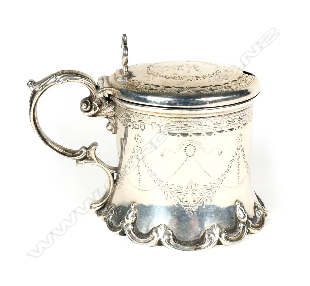A Victorian silver mustard pot Image 1++