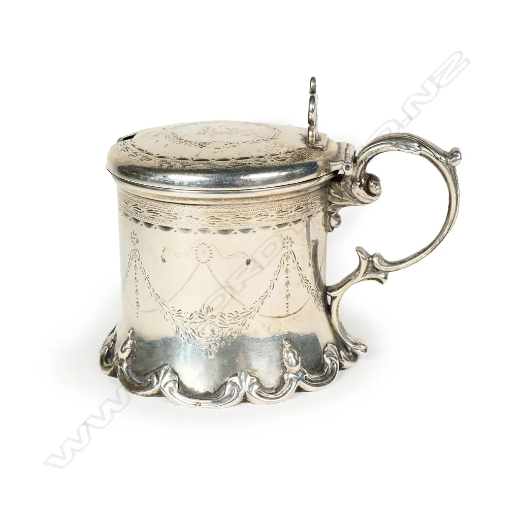 A Victorian silver mustard pot Image 1++