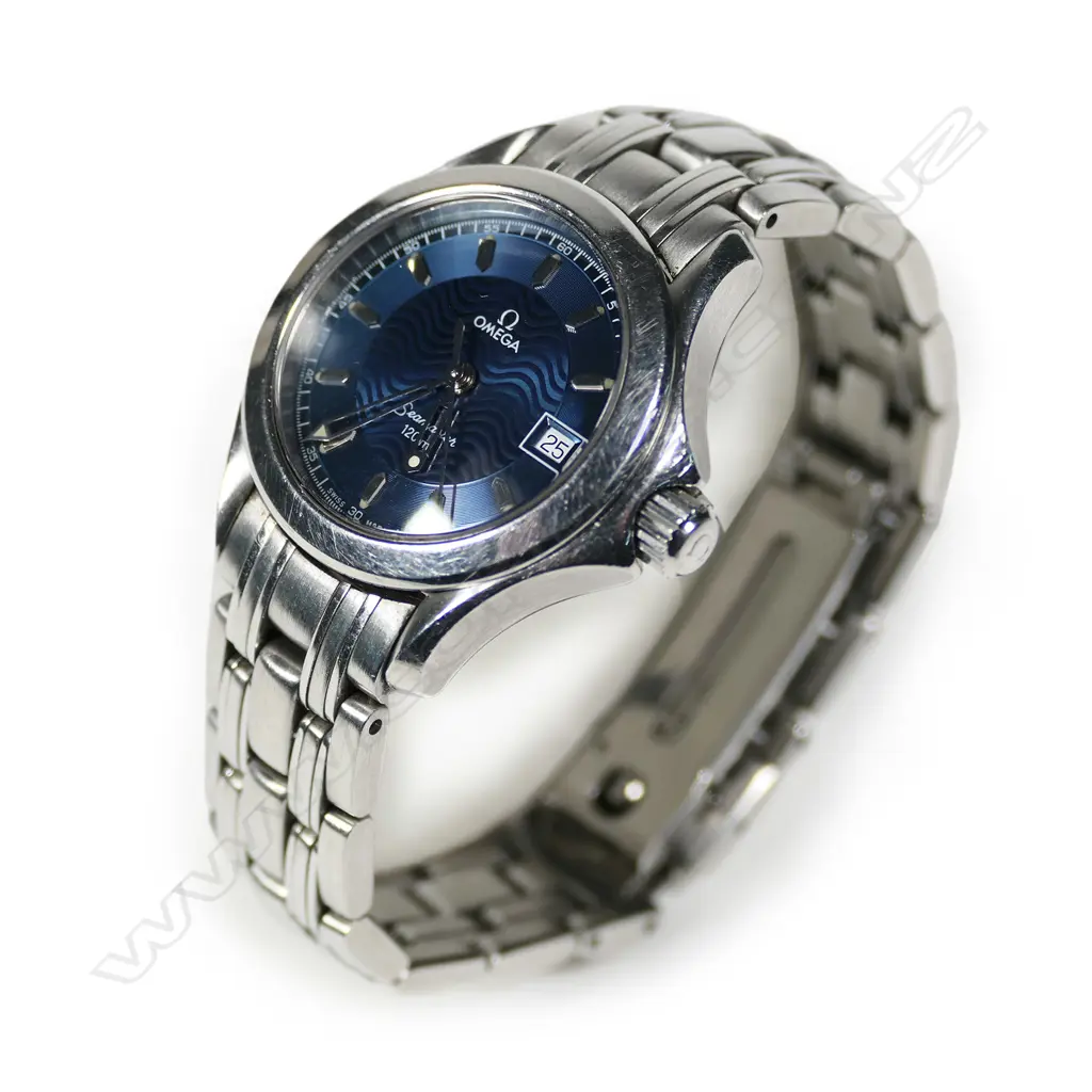 A lady’s modern Omega Seamaster stainless steel wristwatch Image 1++