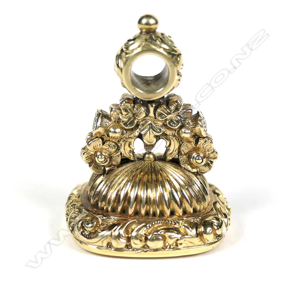 A good fancy 18ct yellow gold chalcedony engraved seal Image 1++