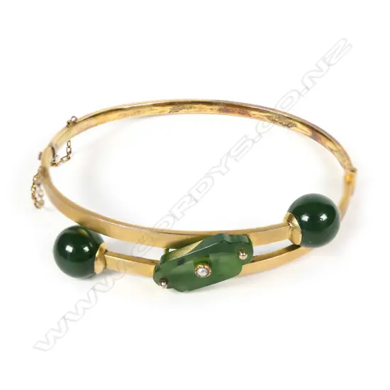 An uncommon early 20thC 9ct yellow gold and pounamu hanged bangle