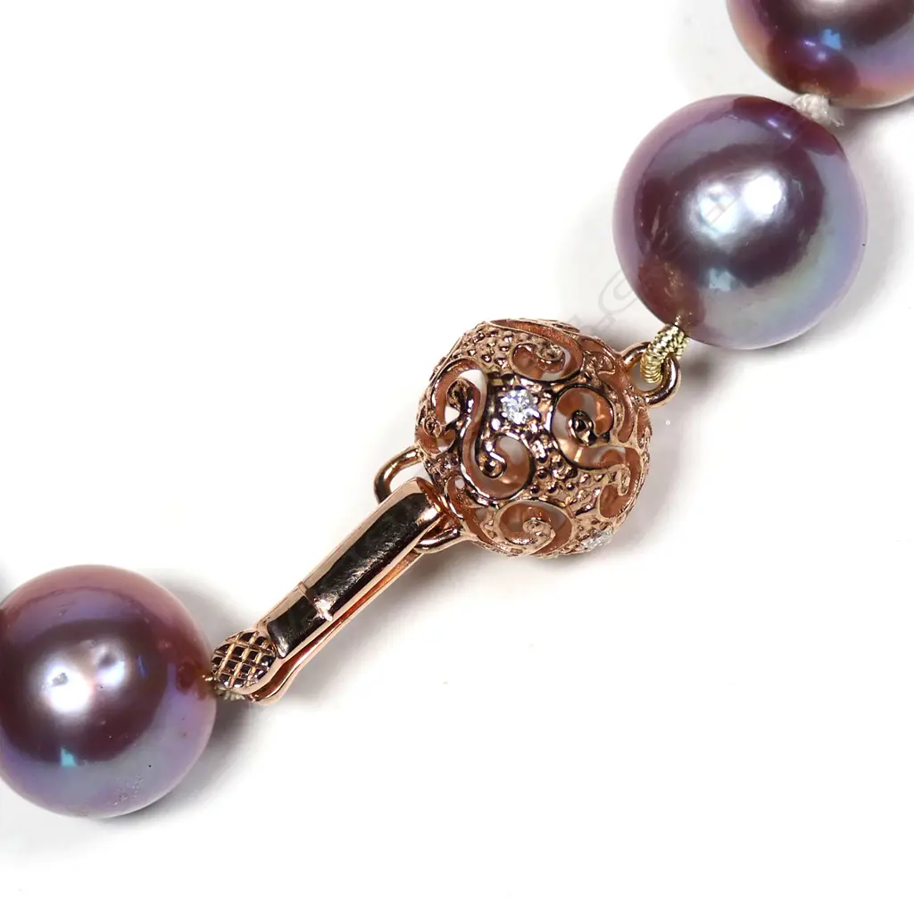 A single strand cultured pearl necklace Image 1++