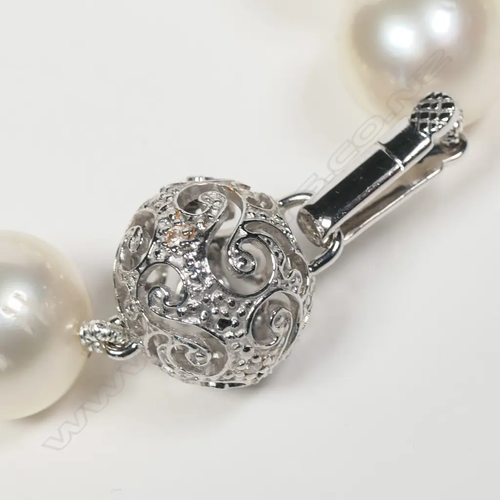A pearl emerald and diamond necklace Image 1++
