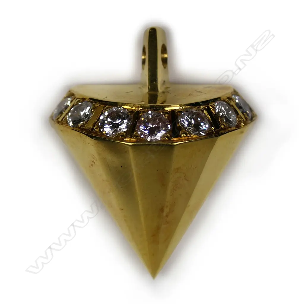 A 1 oz 22ct yellow gold and 1.00ct diamond pendant Image 1++