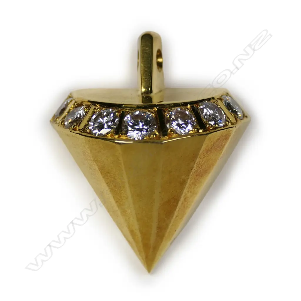 A 1 oz 22ct yellow gold and 1.00ct diamond pendant Image 1++