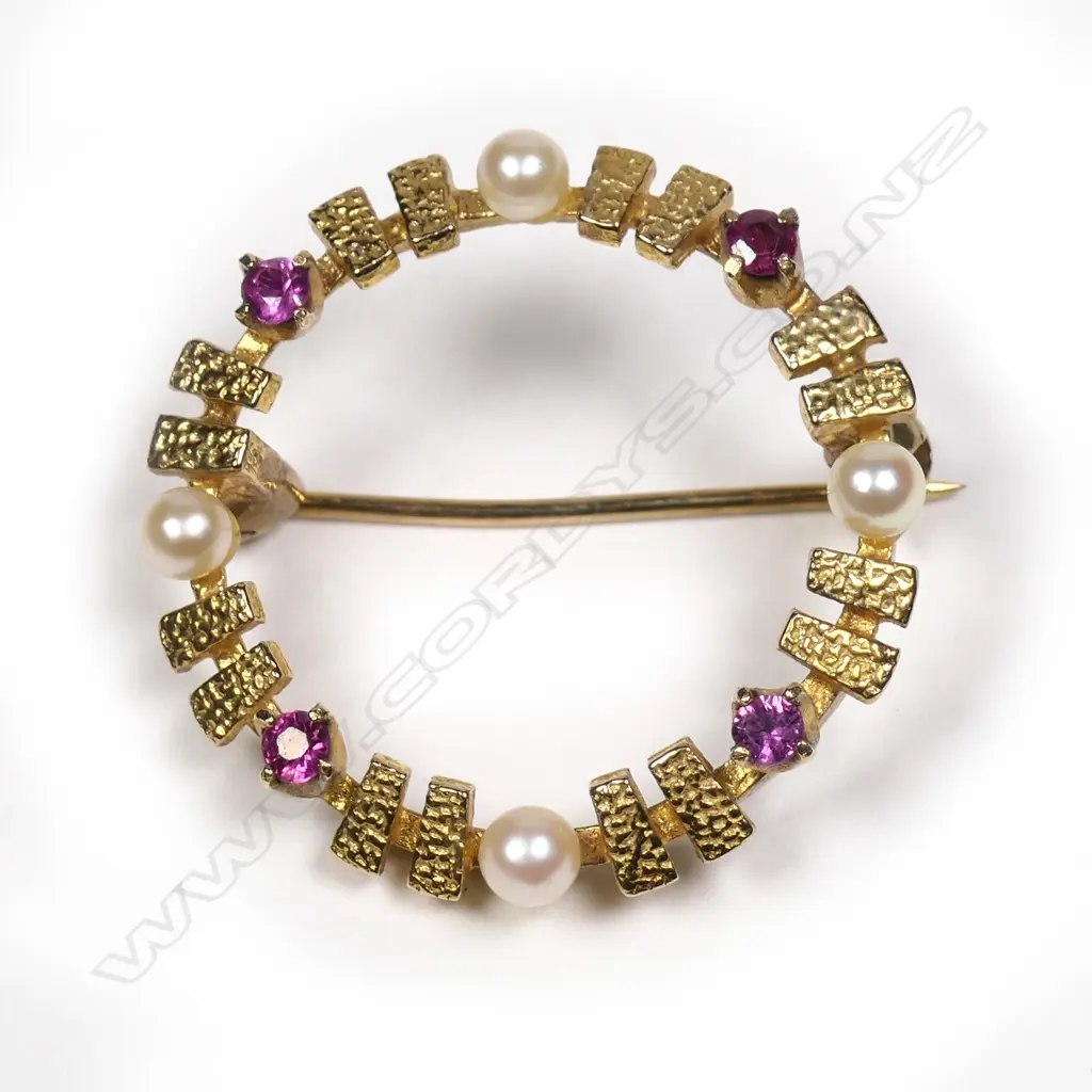 A 9ct gold retro brooch Image 1++