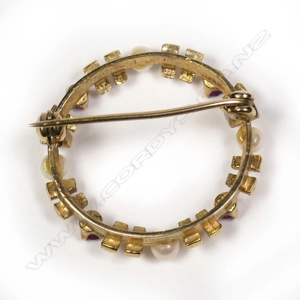 A 9ct gold retro brooch Image 1++