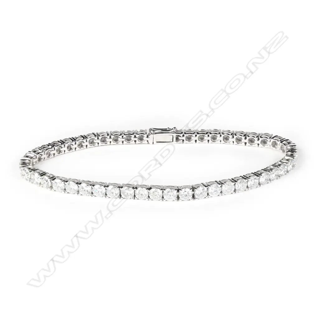 A 14ct white gold diamond tennis bracelet Image 1++