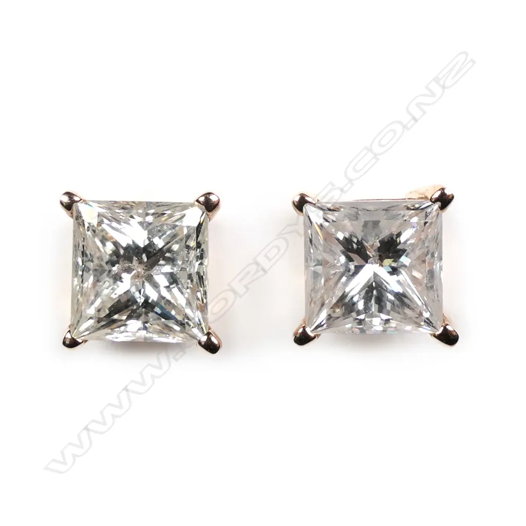 A pair of 14ct rose gold diamond stud earrings Image 1++