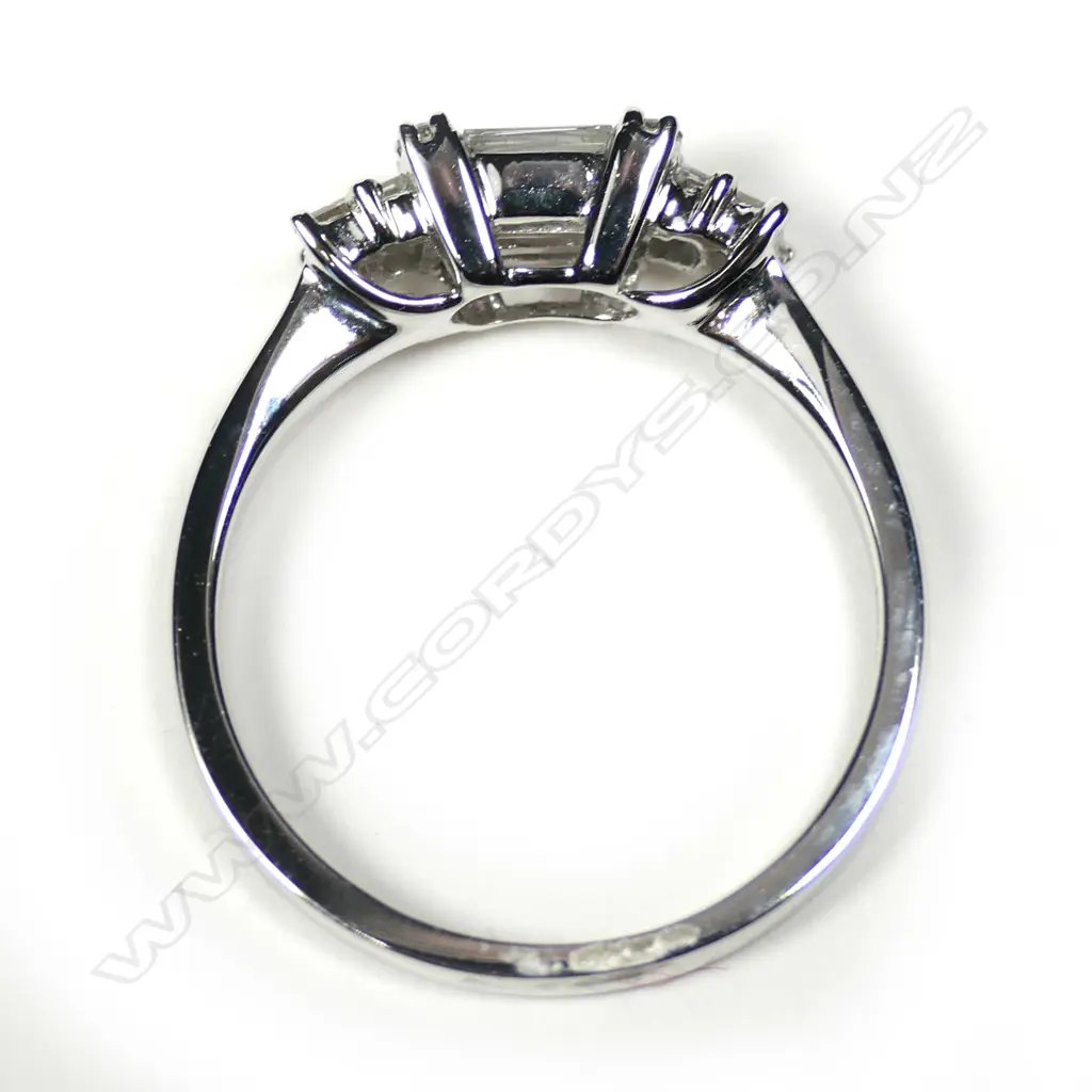 An 18ct white gold and 13 diamond ring Image 1++