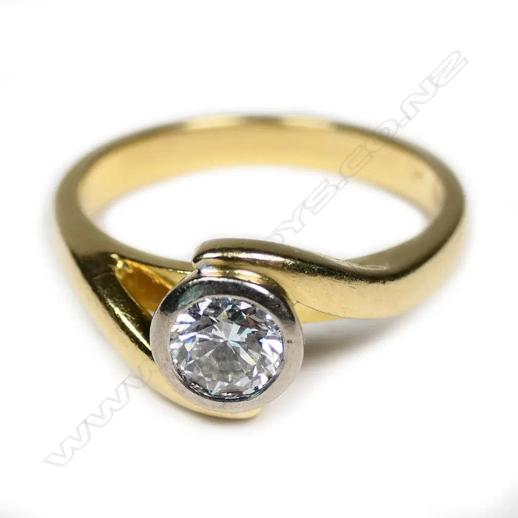 An 18ct solitaire diamond ring Image 1++