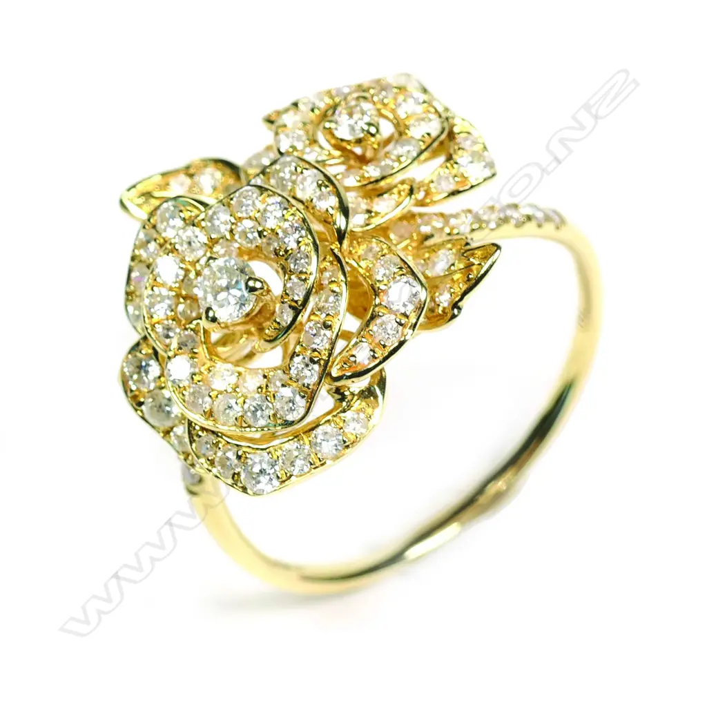 An 18ct gold and diamond set dress ring Image 1++