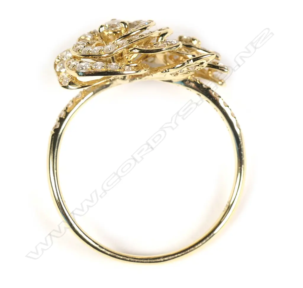 An 18ct gold and diamond set dress ring Image 1++
