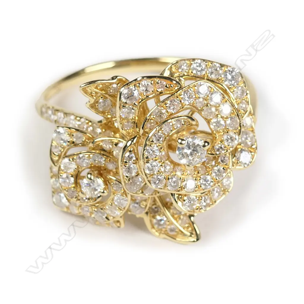 An 18ct gold and diamond set dress ring Image 1++