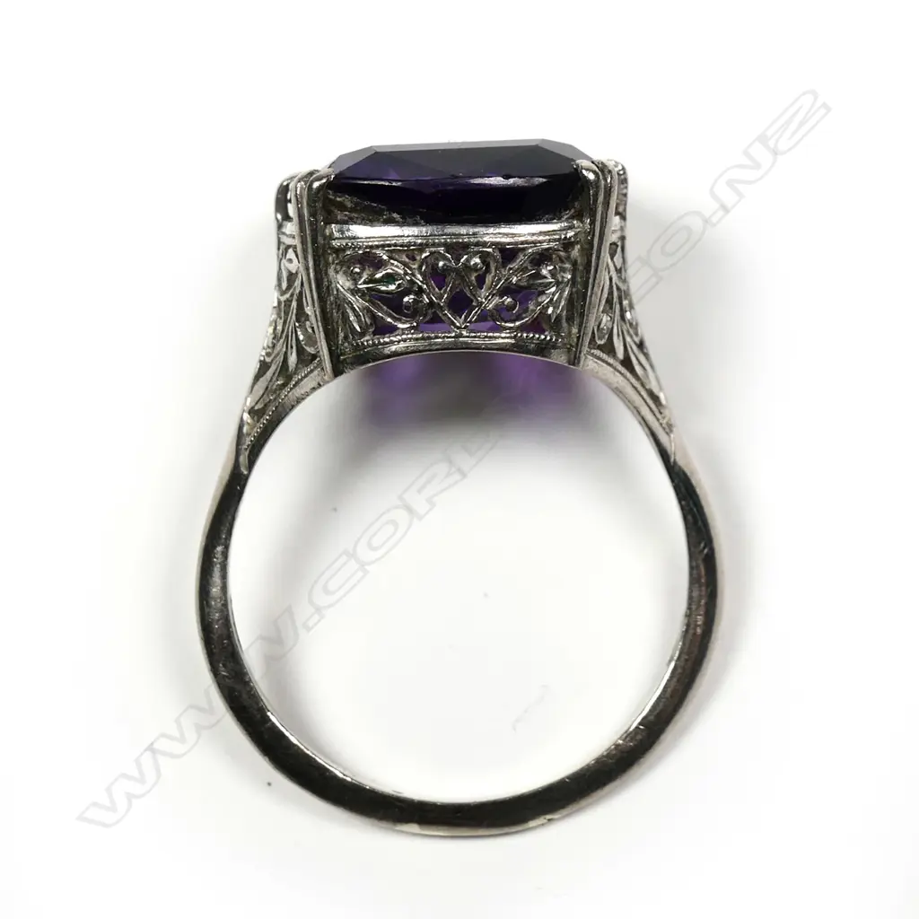 An early 20thC 18ct white gold and amethyst ring Image 1++