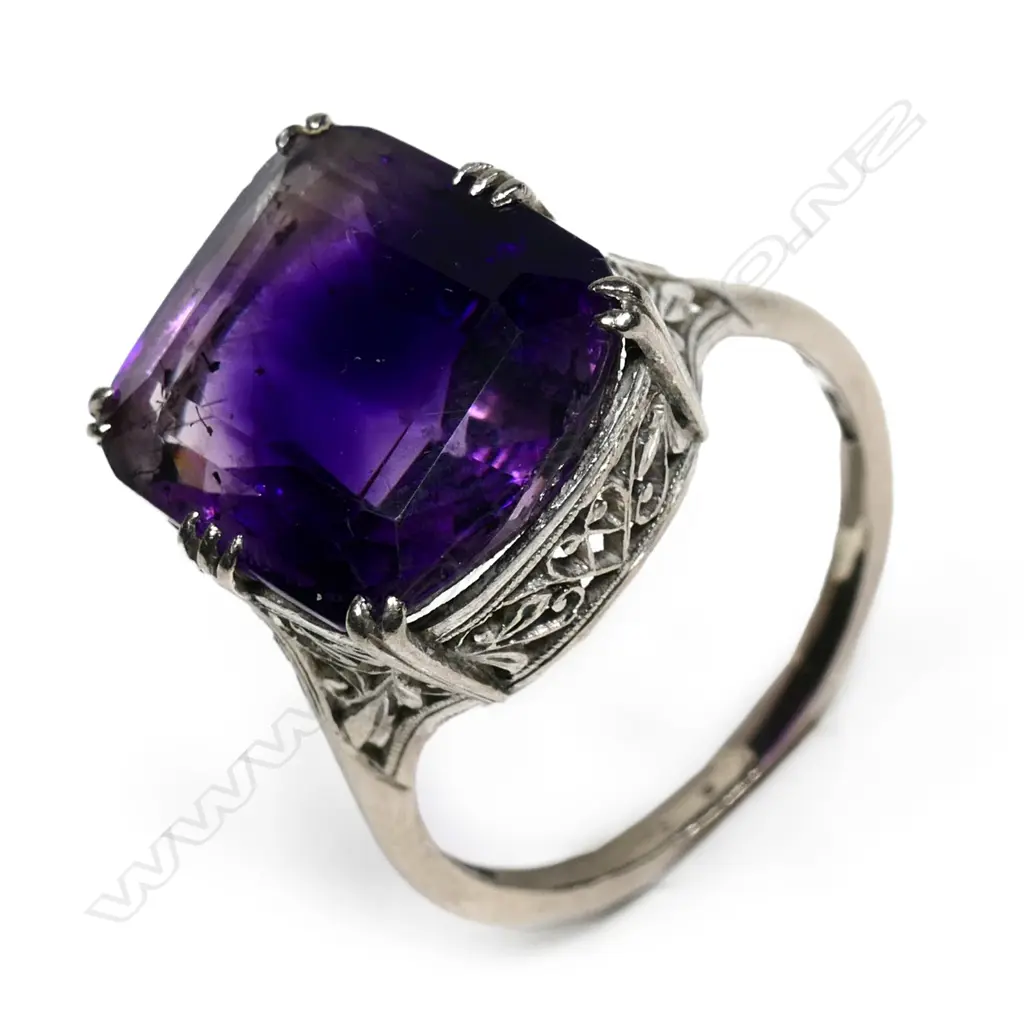 An early 20thC 18ct white gold and amethyst ring Image 1++