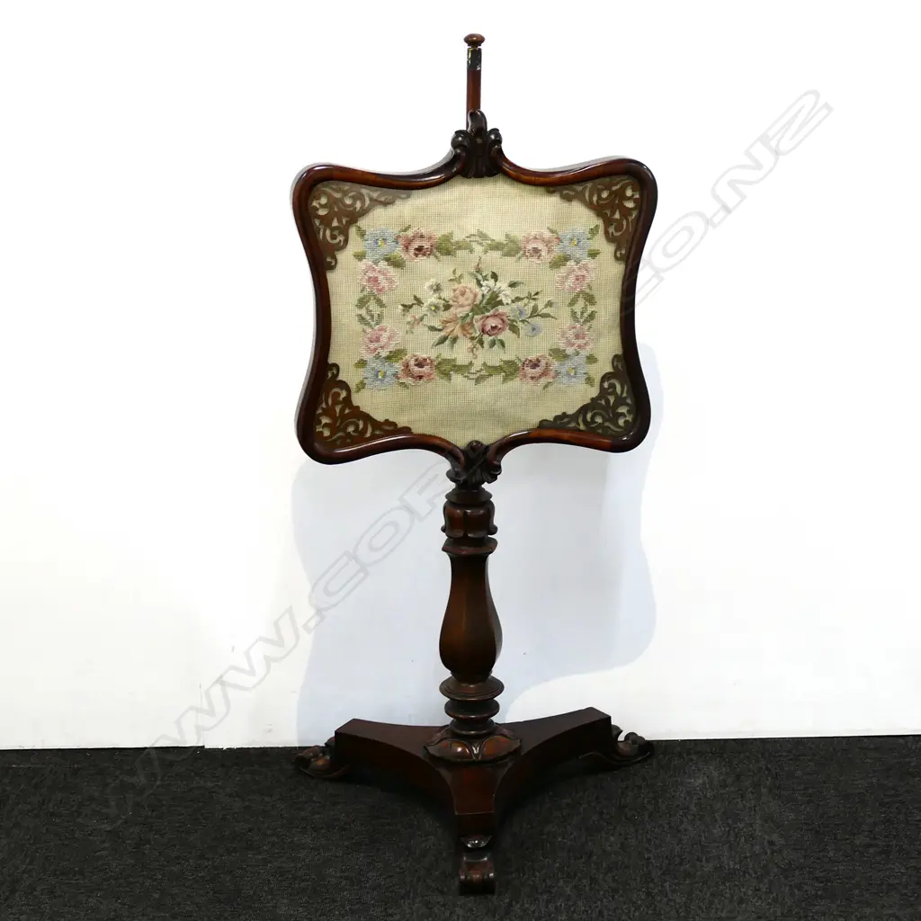 A small Regency rosewood pole screen Image 1++