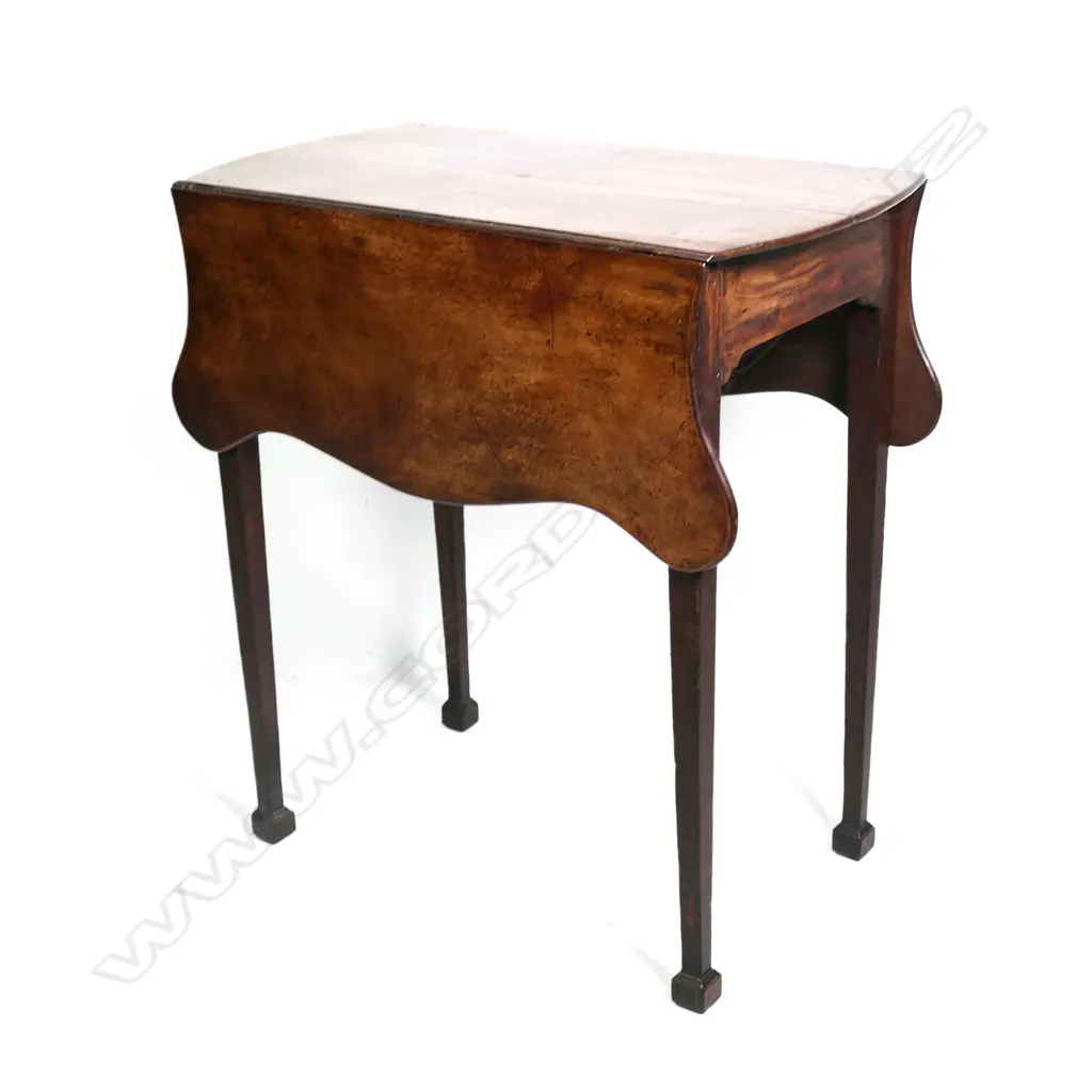 A small Georgian mahogany drop leaf table Image 1++