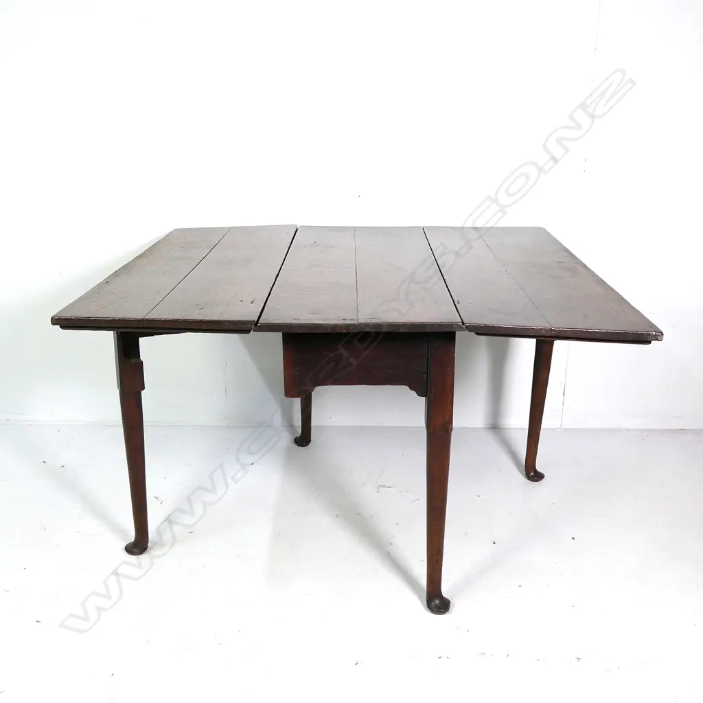 A George III country oak drop side table Image 1++