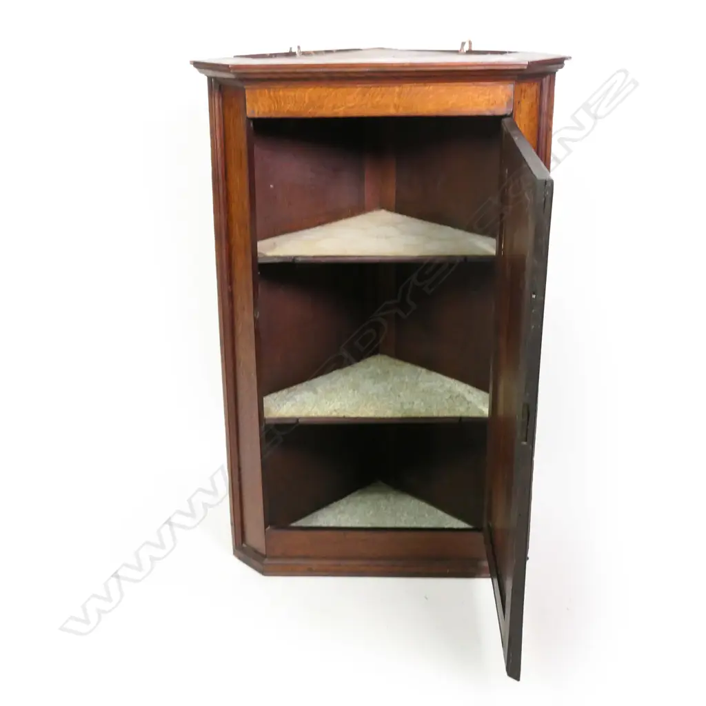 A Georgian oak corner cabinet Image 1++