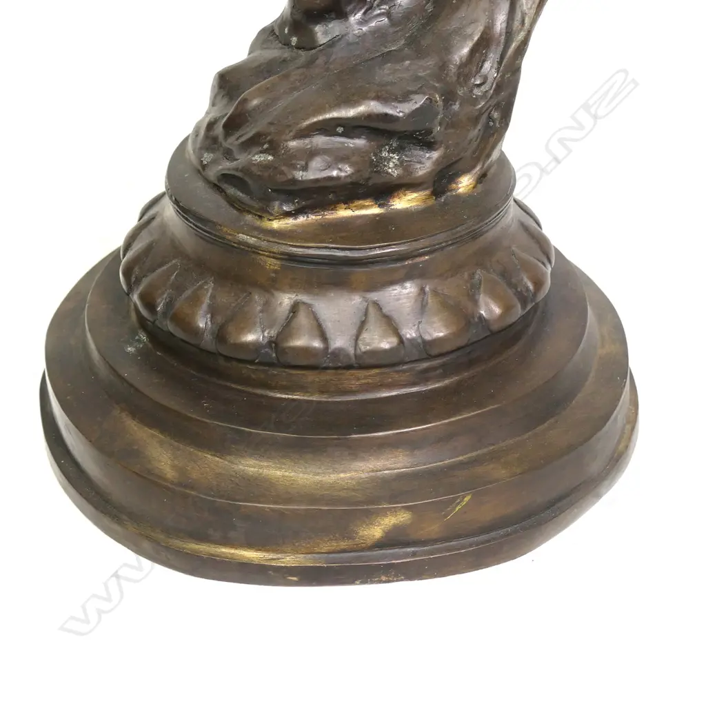 A pair of cast bronze statuettes of eagles Image 1++