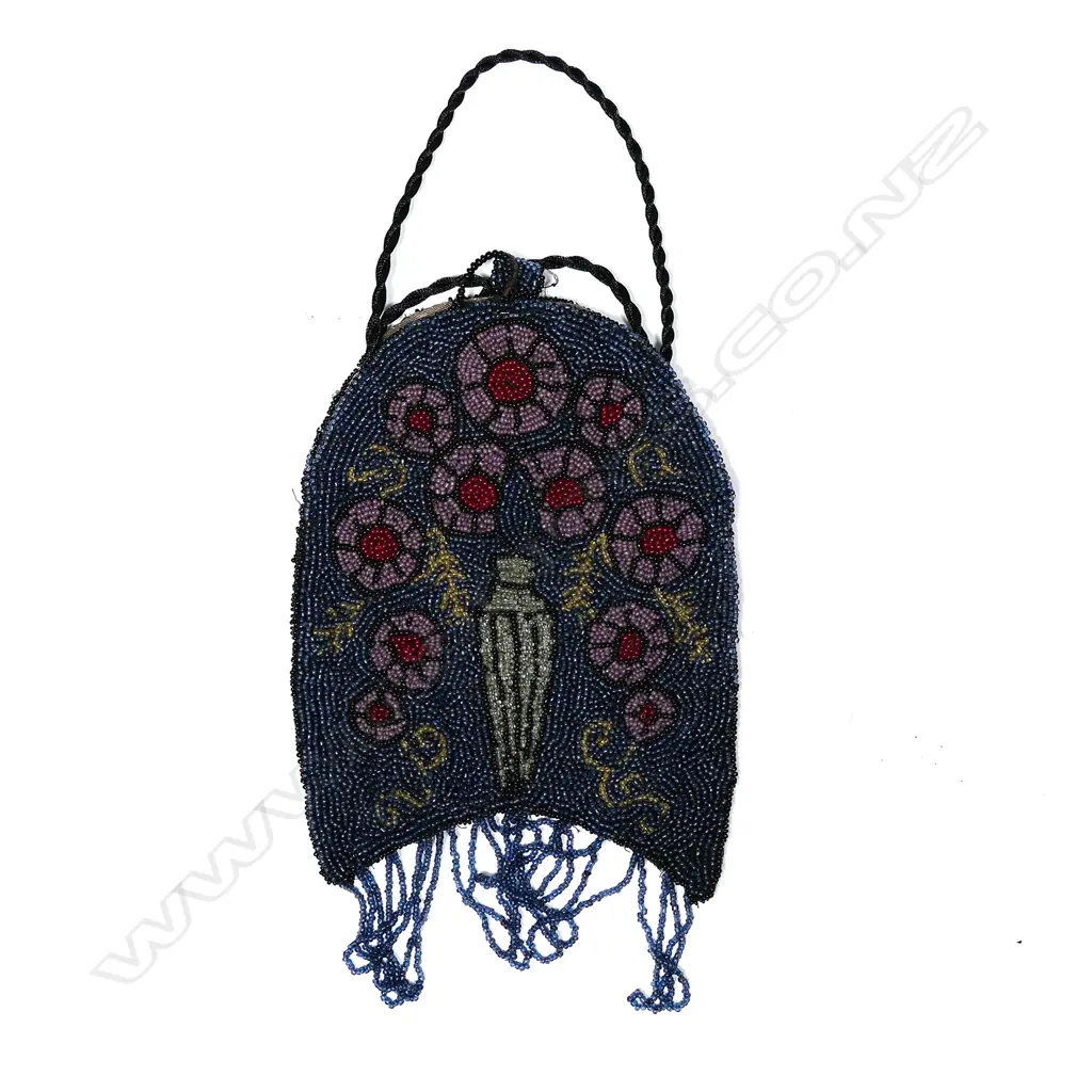 An early 1900s beaded evening bag Image 1++