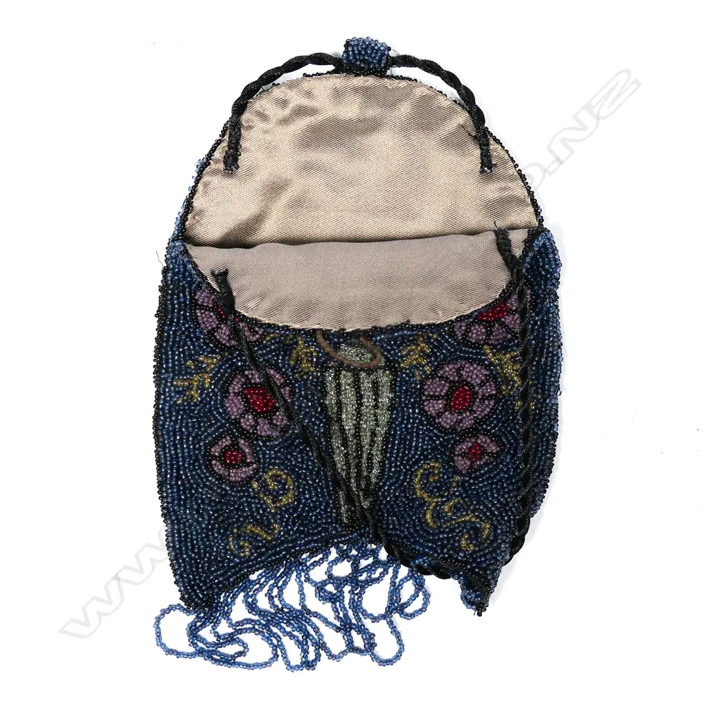 An early 1900s beaded evening bag Image 1++