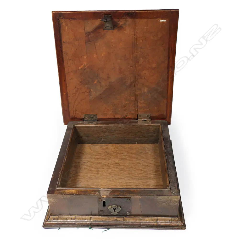A 19thC William & Mary-style lace box Image 1++