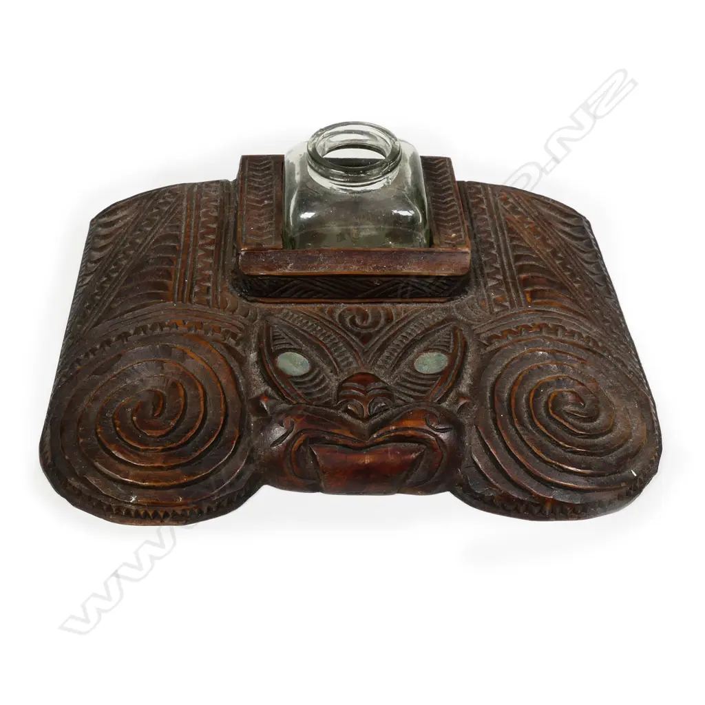 An early 20thC Maori carved inkwell desk stand Image 1++