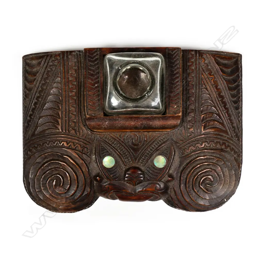 An early 20thC Maori carved inkwell desk stand Image 1++