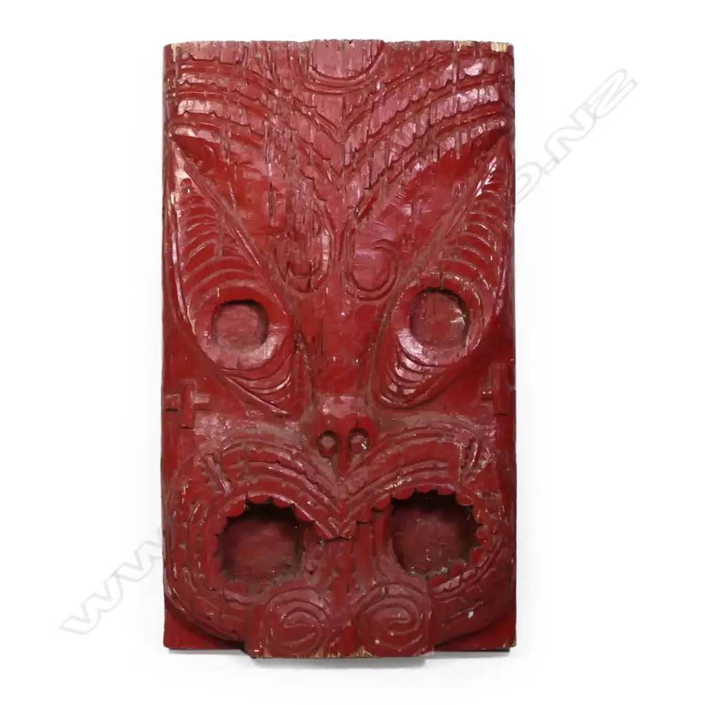 A large Maori stylised carved mask Image 1++