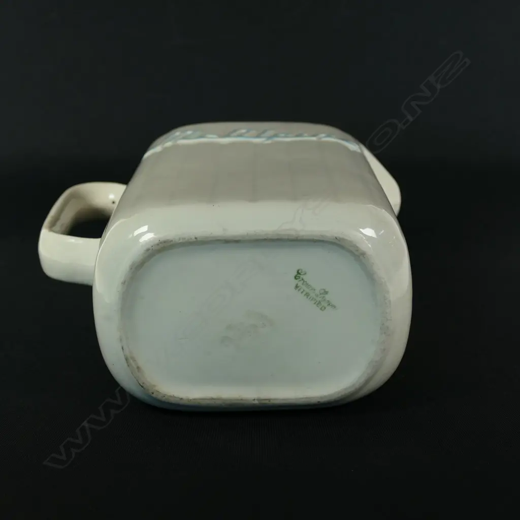 A Crown Lynn McAlpine fridge jug Image 1++