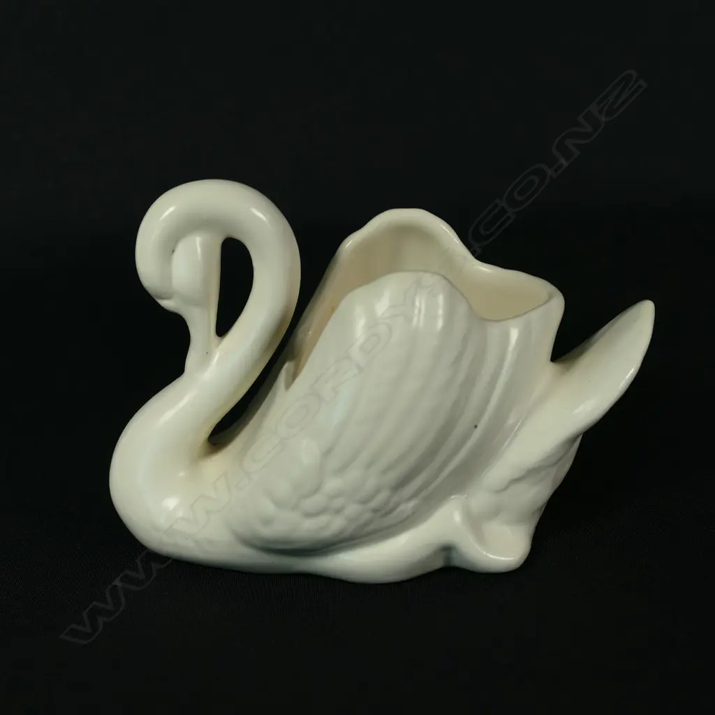 A Crown Lynn small swan Image 1++