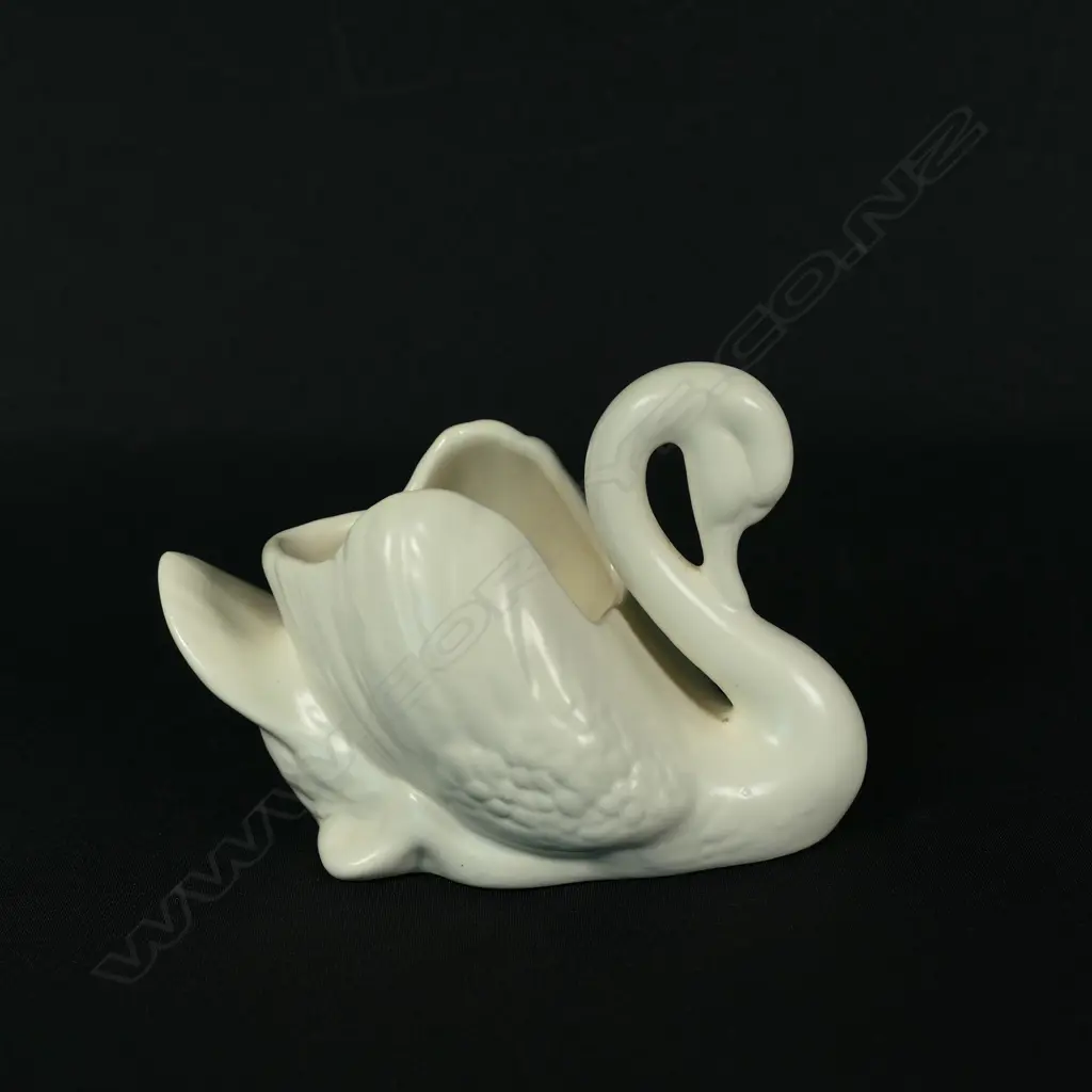 A Crown Lynn small swan Image 1++