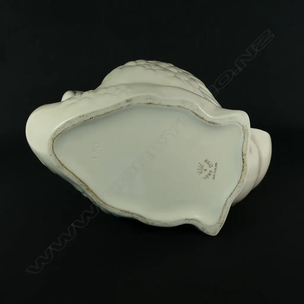 A large Crown Lynn swan Image 1++