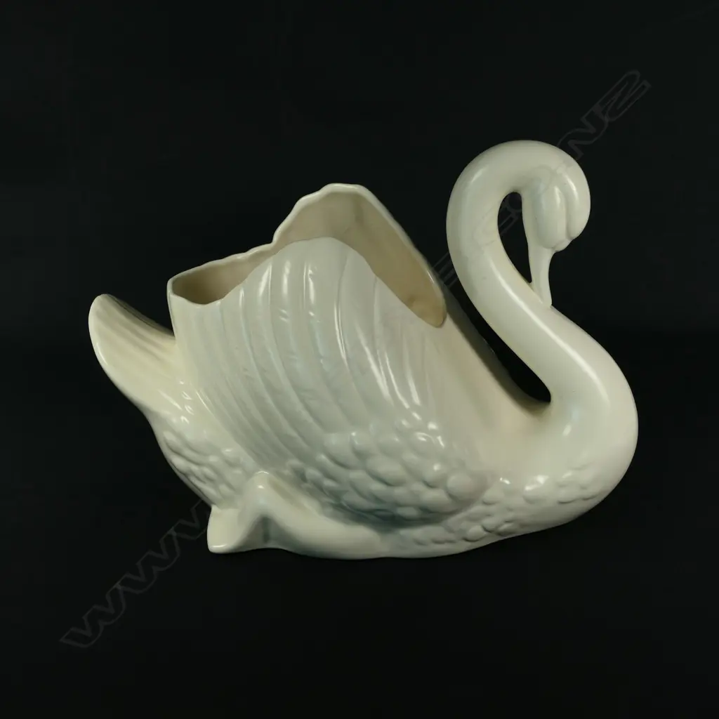 A large Crown Lynn swan Image 1++