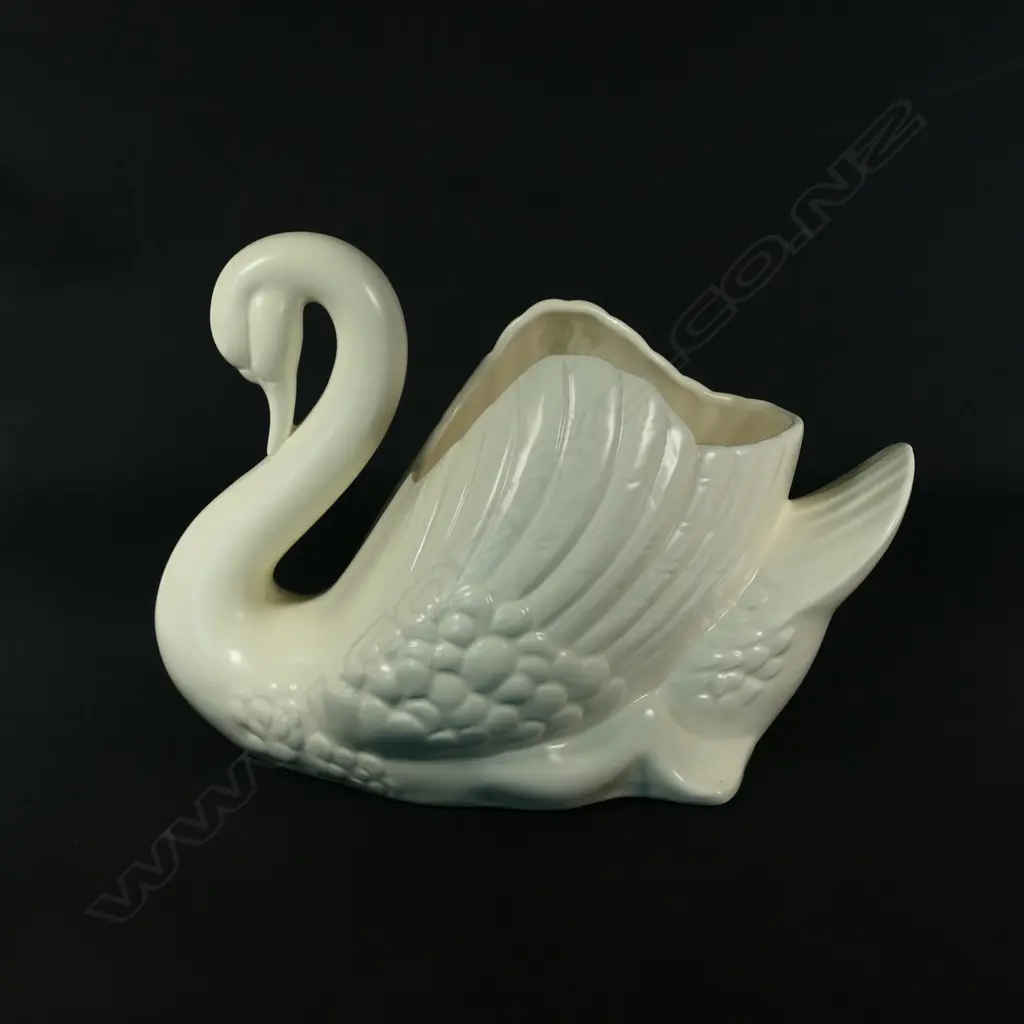 A large Crown Lynn swan Image 1++