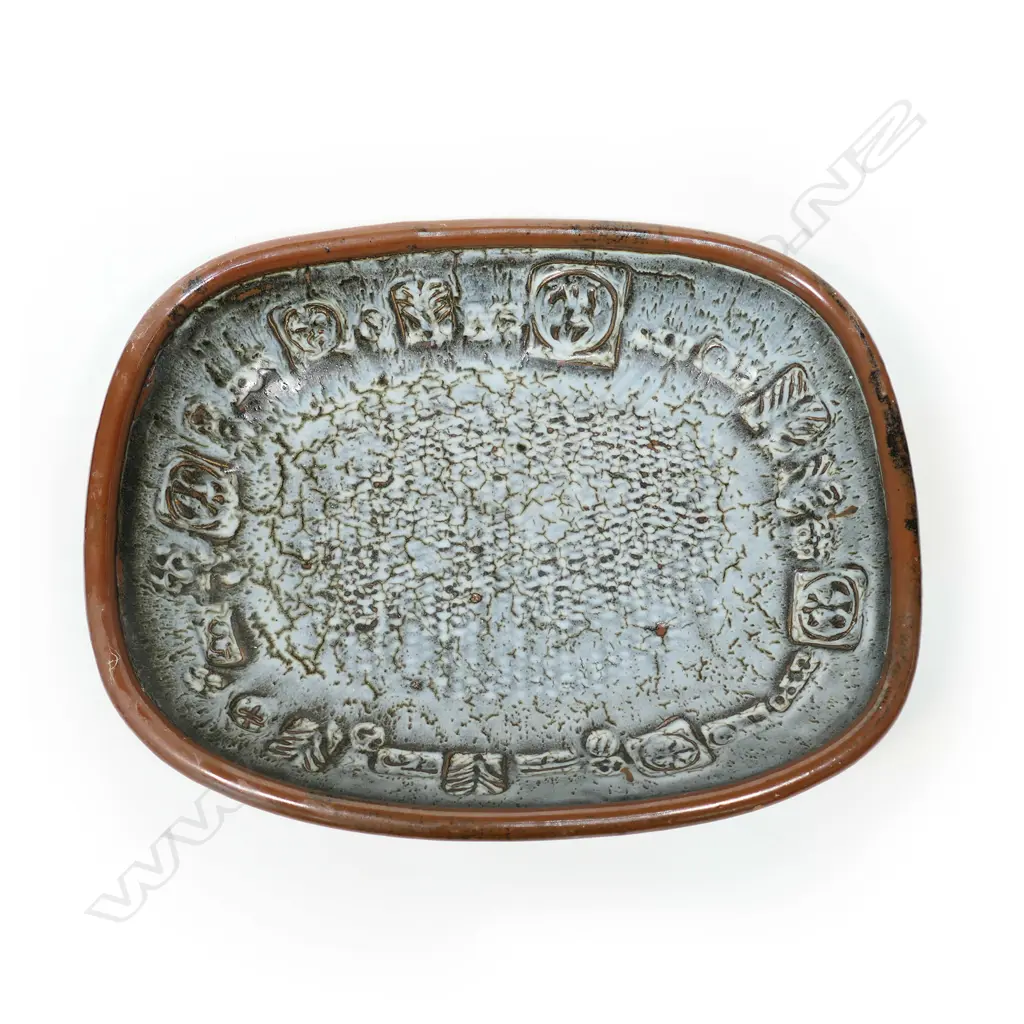 A Len Castle large serving dish decorated with impressed designs Image 1++