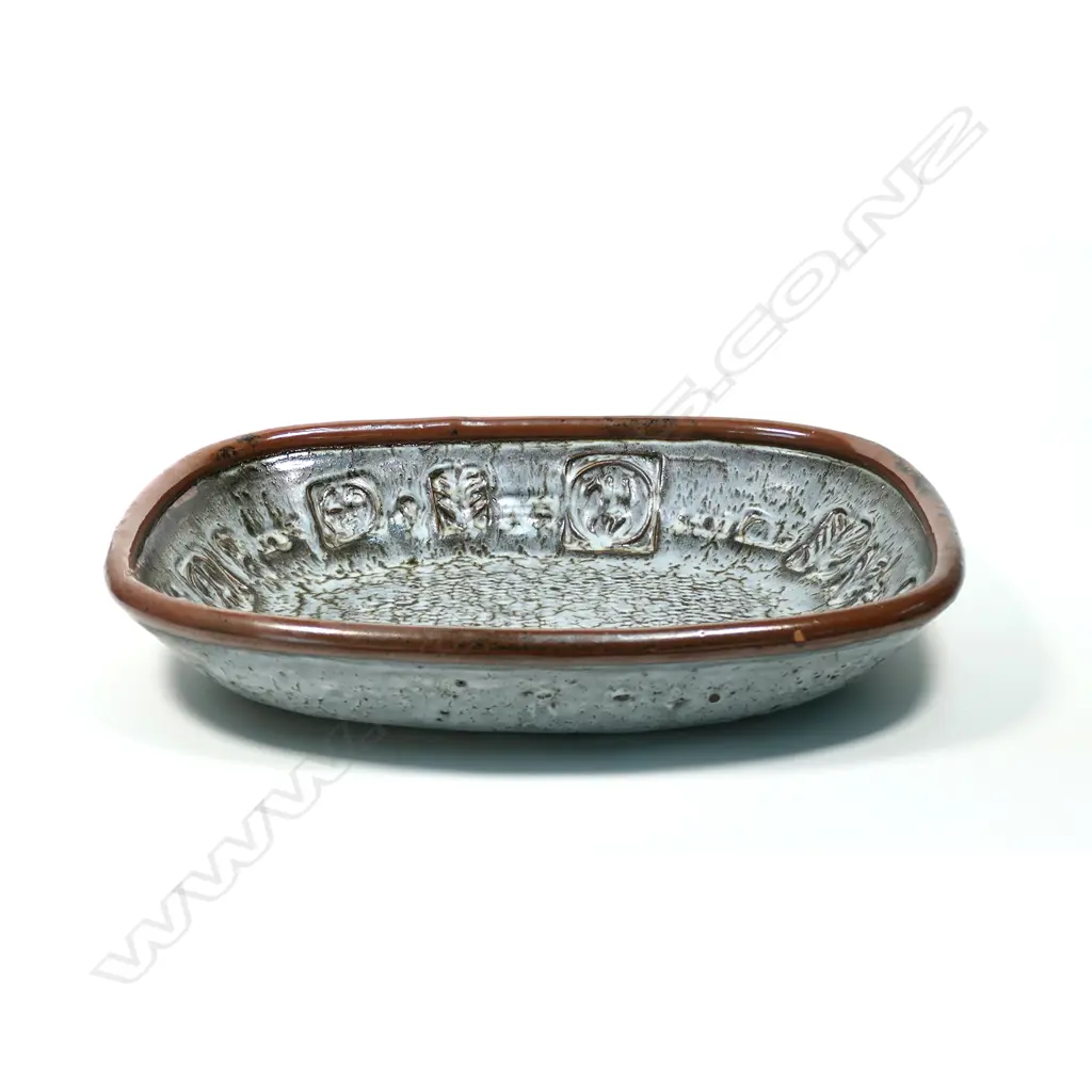 A Len Castle large serving dish decorated with impressed designs Image 1++
