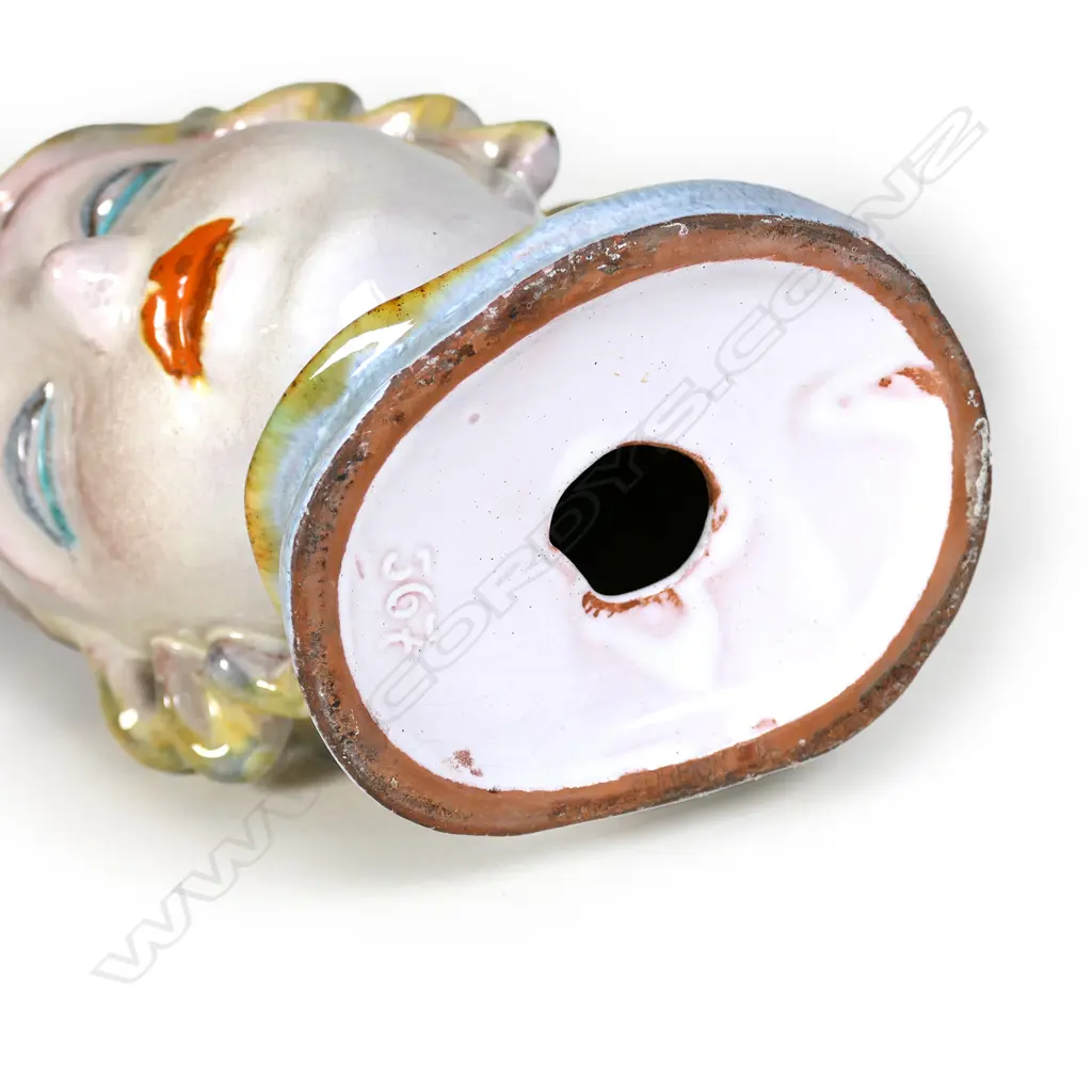 A European ceramic Art Deco bust of a woman Image 1++