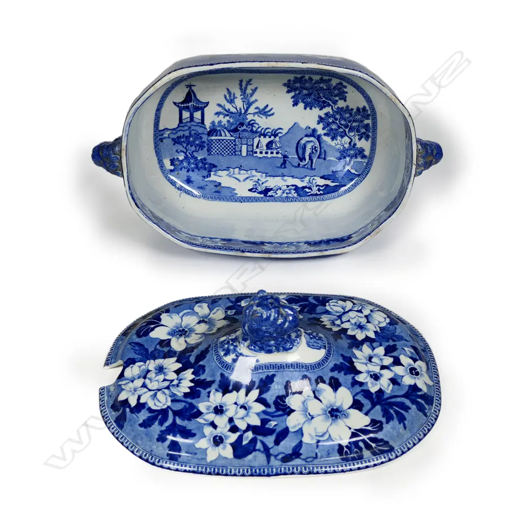 A Victorian blue and white lidded tureen Image 1++