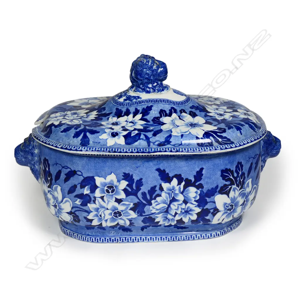 A Victorian blue and white lidded tureen Image 1++