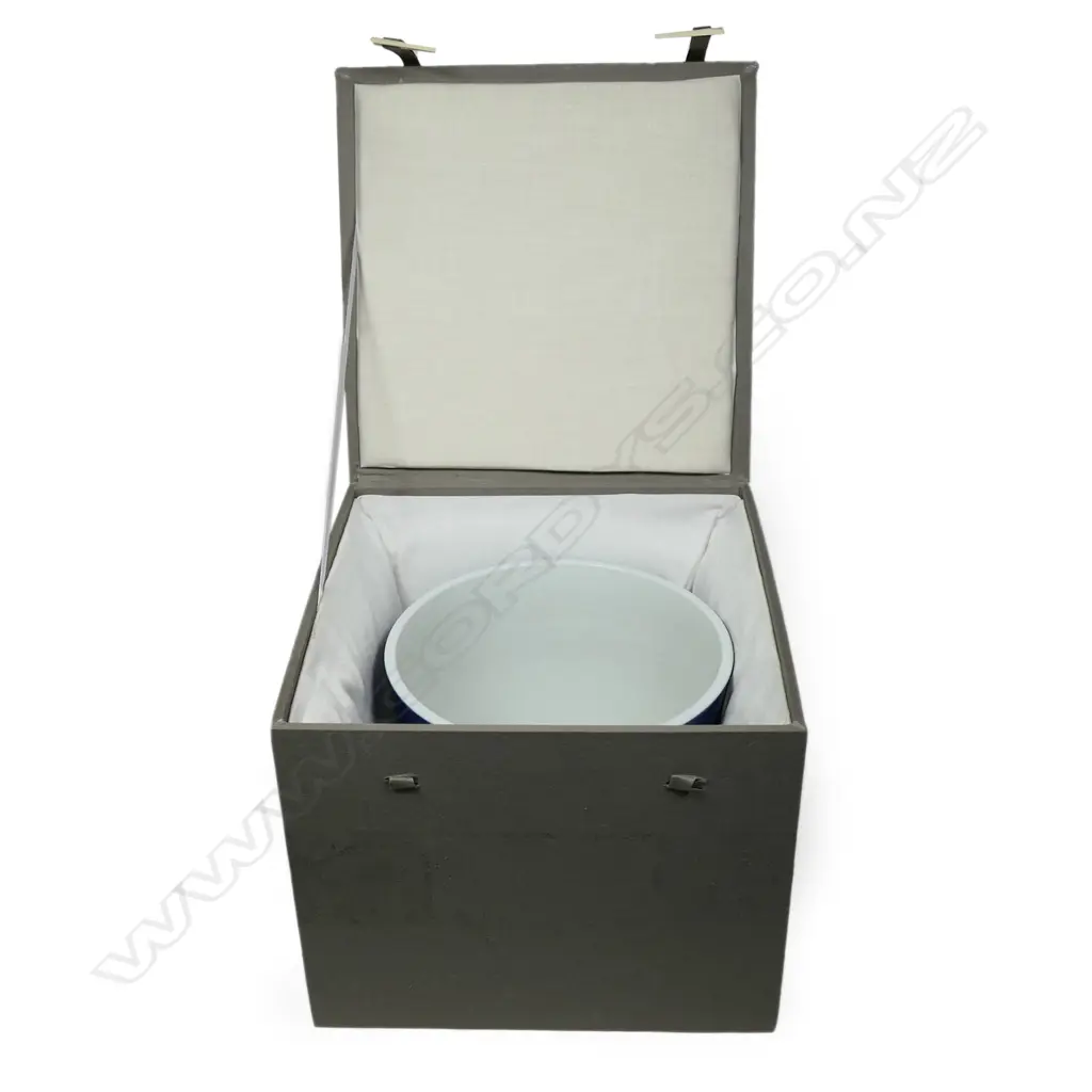 A fine quality Chinese porcelain blue glaze brush pot Image 1++