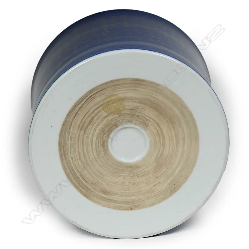 A fine quality Chinese porcelain blue glaze brush pot Image 1++