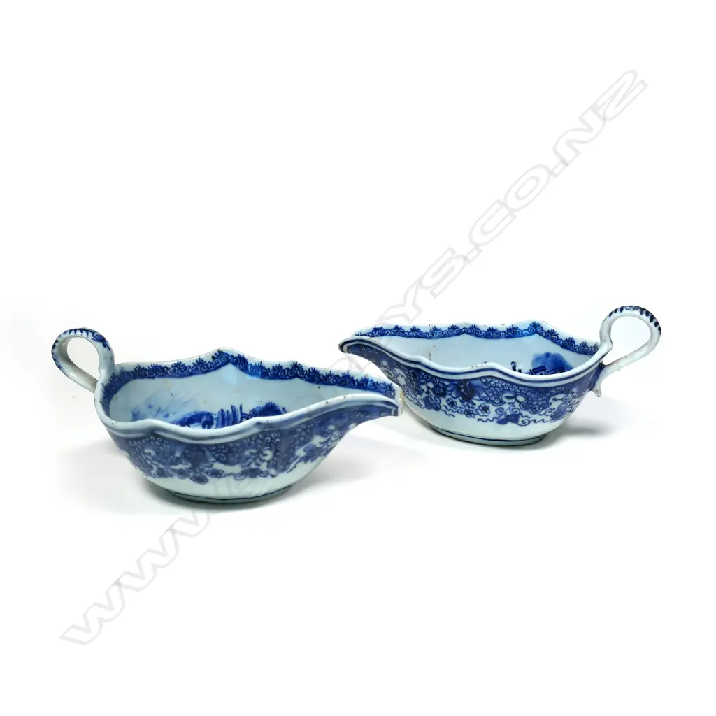 A pair of Chinese 18thC exportware porcelain sauce boats Image 1++