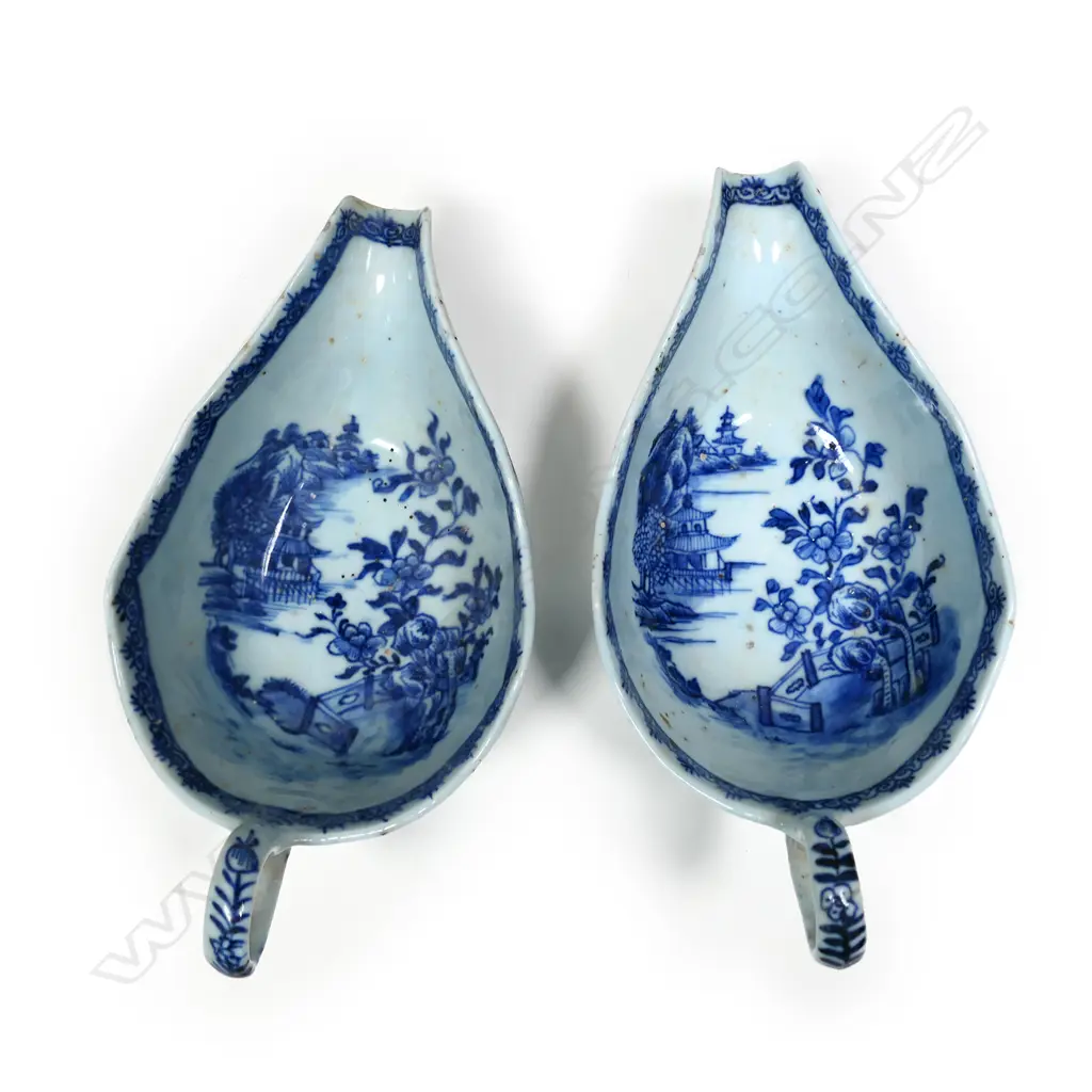 A pair of Chinese 18thC exportware porcelain sauce boats Image 1++