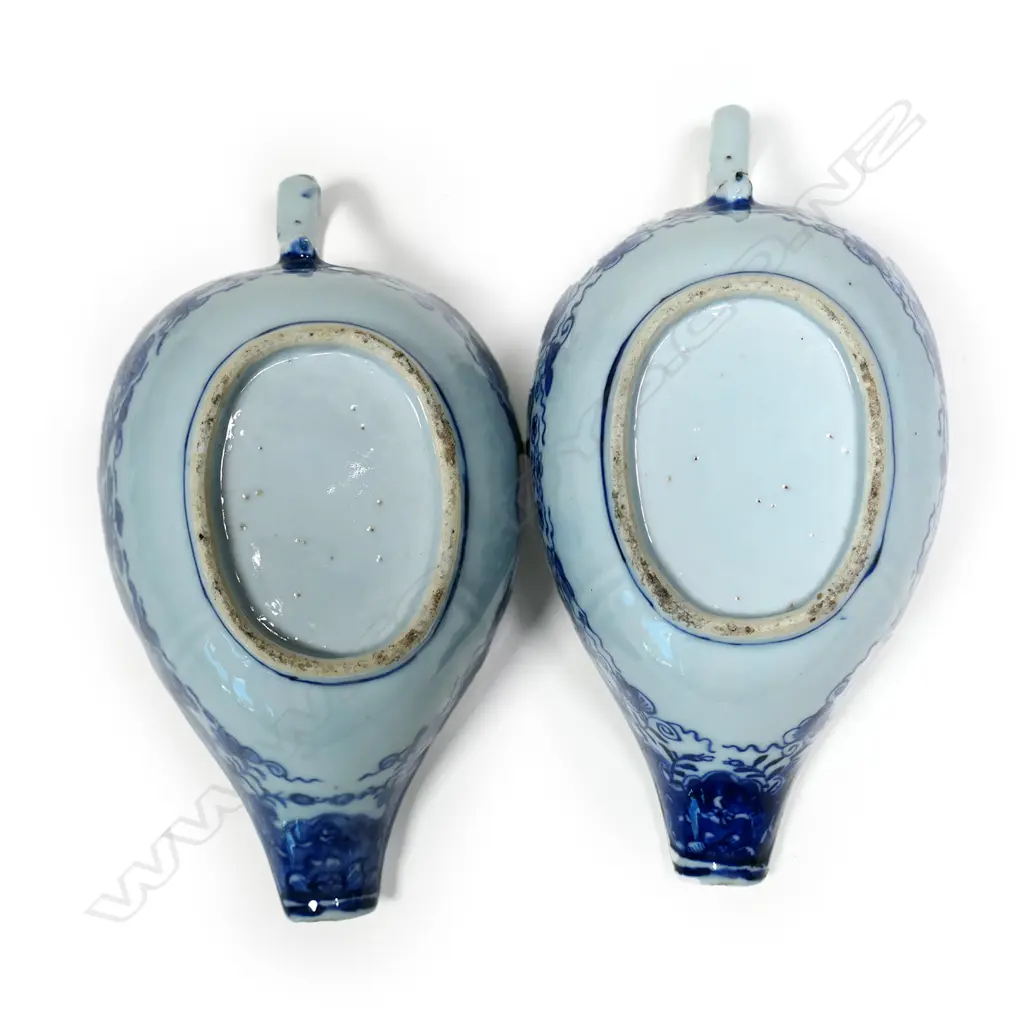 A pair of Chinese 18thC exportware porcelain sauce boats Image 1++