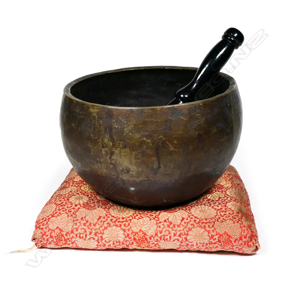 An old Japanese bronze singing bowl Image 1++