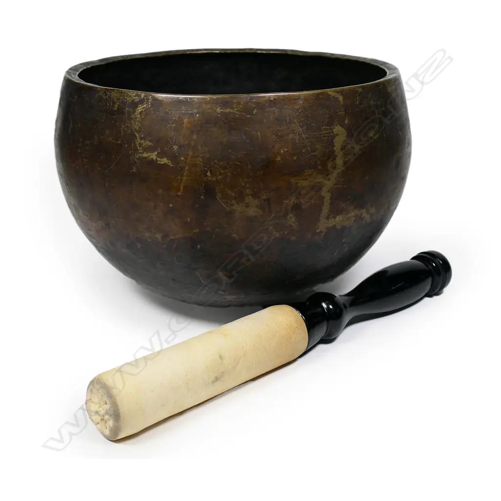 An old Japanese bronze singing bowl Image 1++